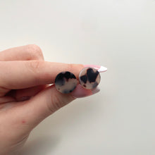 Load image into Gallery viewer, Blonde Tortoise Shell Stud Earrings