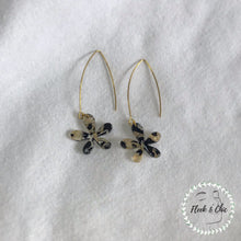 Load image into Gallery viewer, Black Marble Daisy Earrings