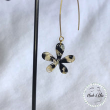 Load image into Gallery viewer, Black Marble Daisy Earrings