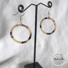 Load image into Gallery viewer, Blonde Tortoise Shell Hoop Earrings