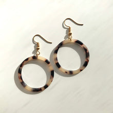 Load image into Gallery viewer, Blonde Tortoise Shell Hoop Earrings
