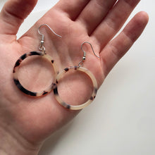 Load image into Gallery viewer, Blonde Tortoise Shell Hoop Earrings