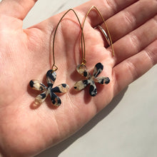 Load image into Gallery viewer, Black Marble Daisy Earrings