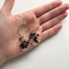 Load image into Gallery viewer, Blonde Tortoise Shell Monstera Leaf Hoop Earrings