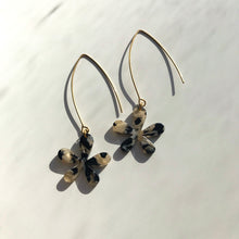 Load image into Gallery viewer, Black Marble Daisy Earrings