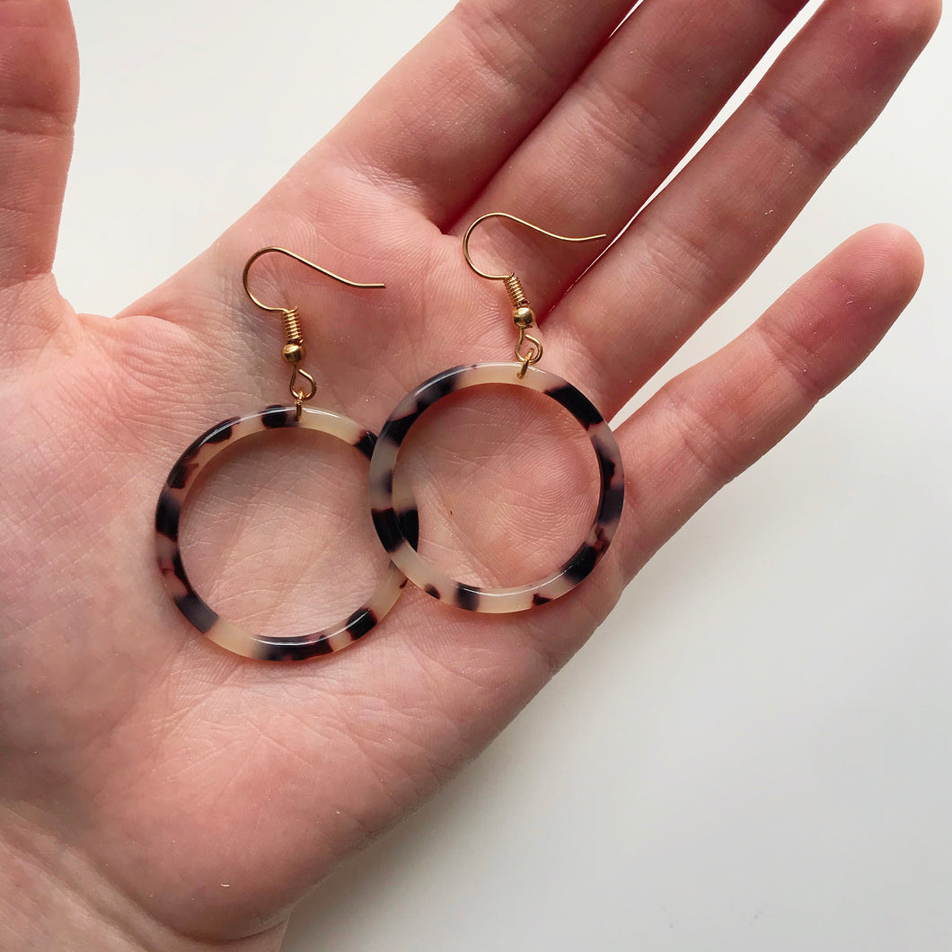 Blonde Tortoise Shell Hoop Earrings