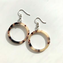 Load image into Gallery viewer, Blonde Tortoise Shell Hoop Earrings
